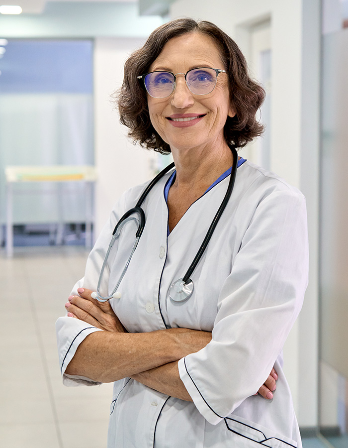 Vertical portrait of female happy doctor nurse sta pr7nrjp.jpg